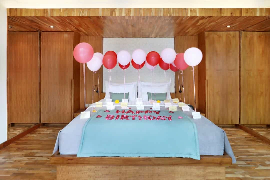 WORDING WITH HELIUM BALLOON