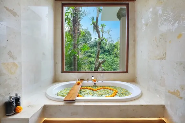 FRESH FRUIT DECOR ON BATHTUB