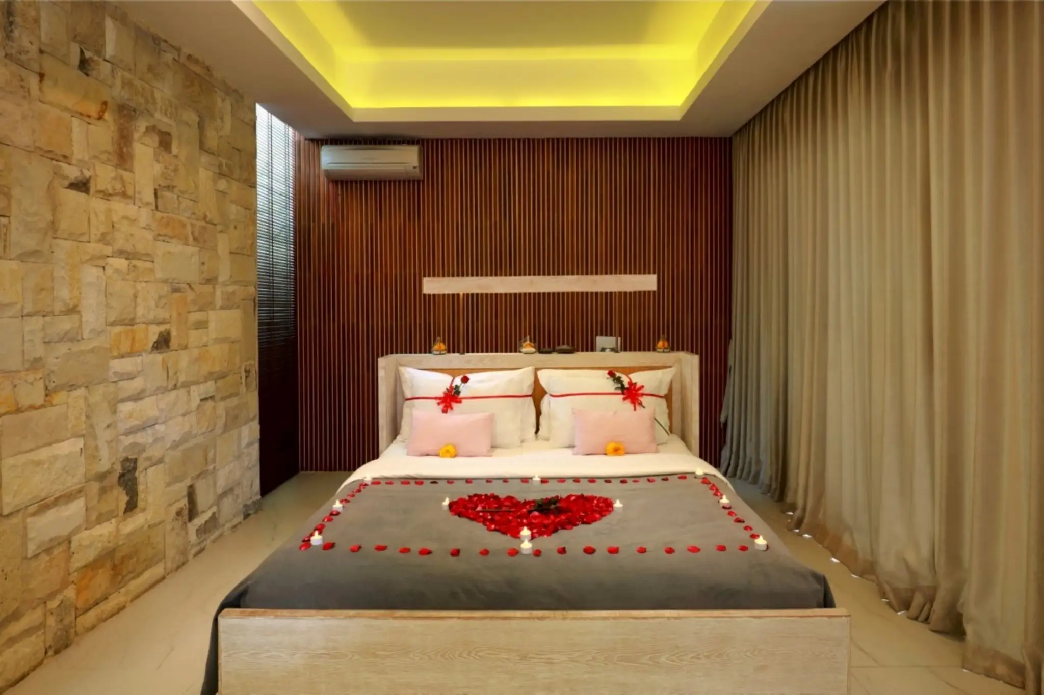 ROMANTIC CANDLE ON THE BED