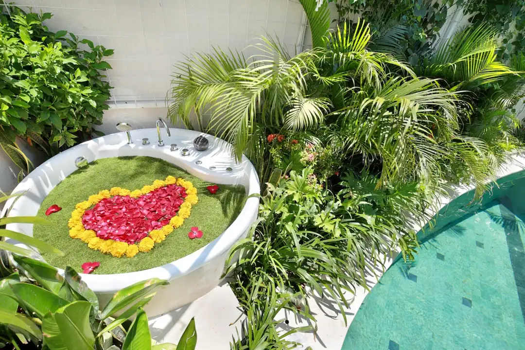 TROPICAL DECOR ON JACUZZI
