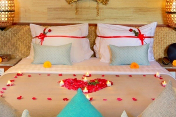 ROMANTIC CANDLE ON THE BED