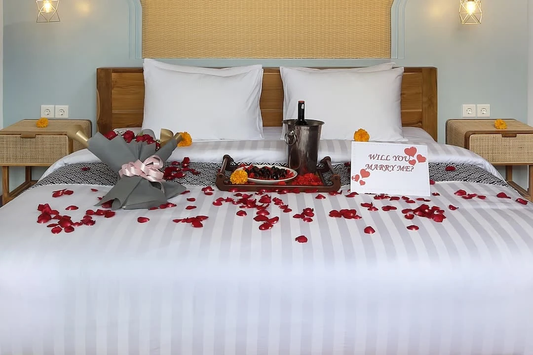 FULL ROMANTIC ON THE BED