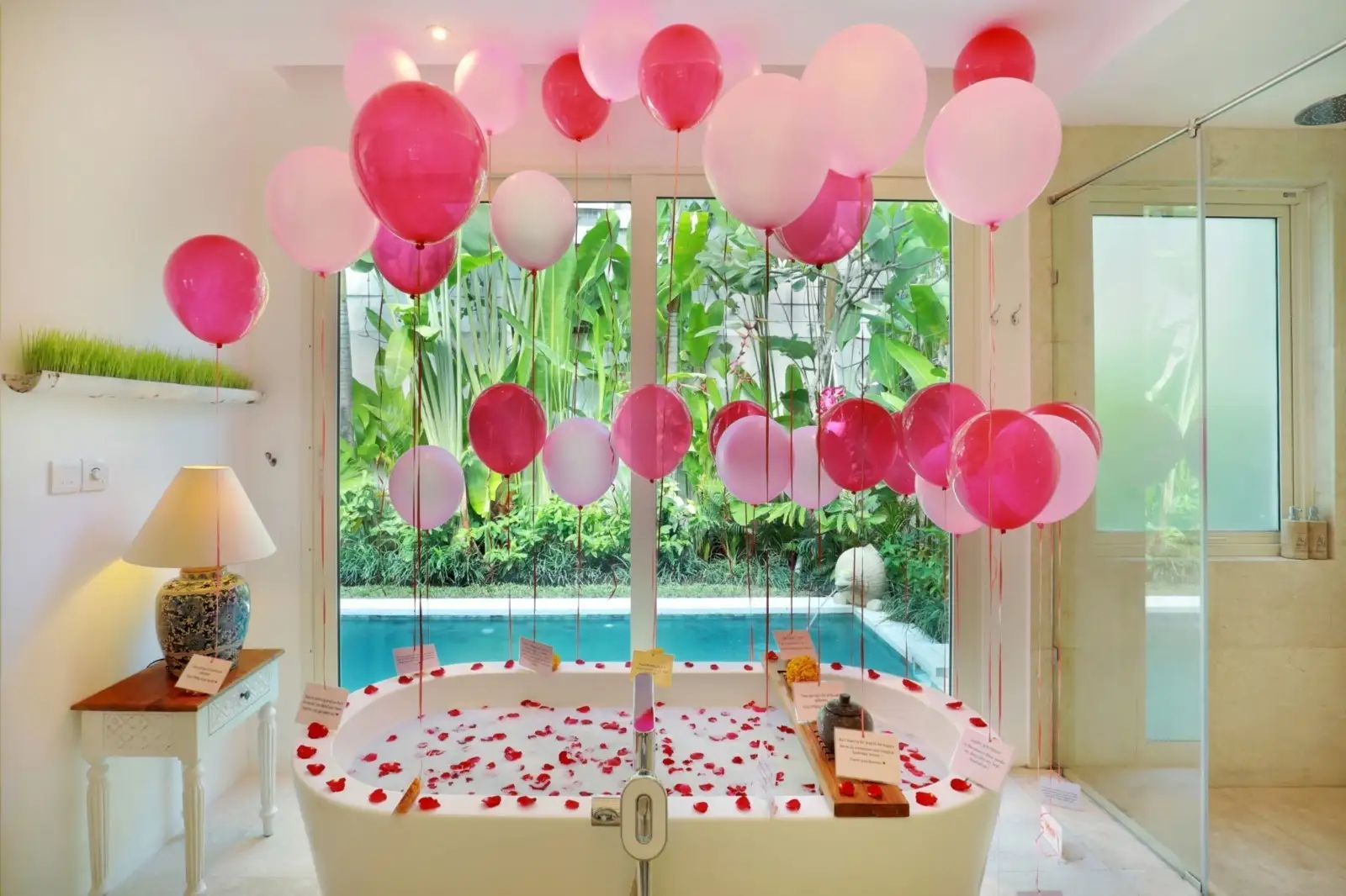 BALLOON DECORATION ON BATHTUB