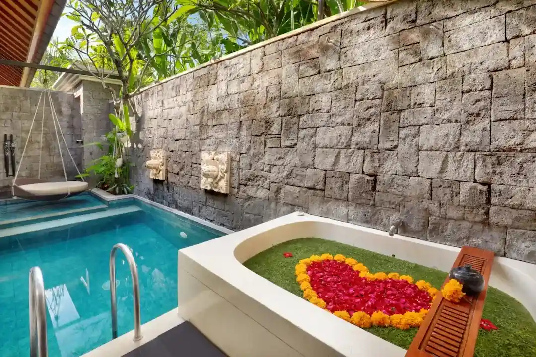 TROPICAL DECOR ON JACUZZI