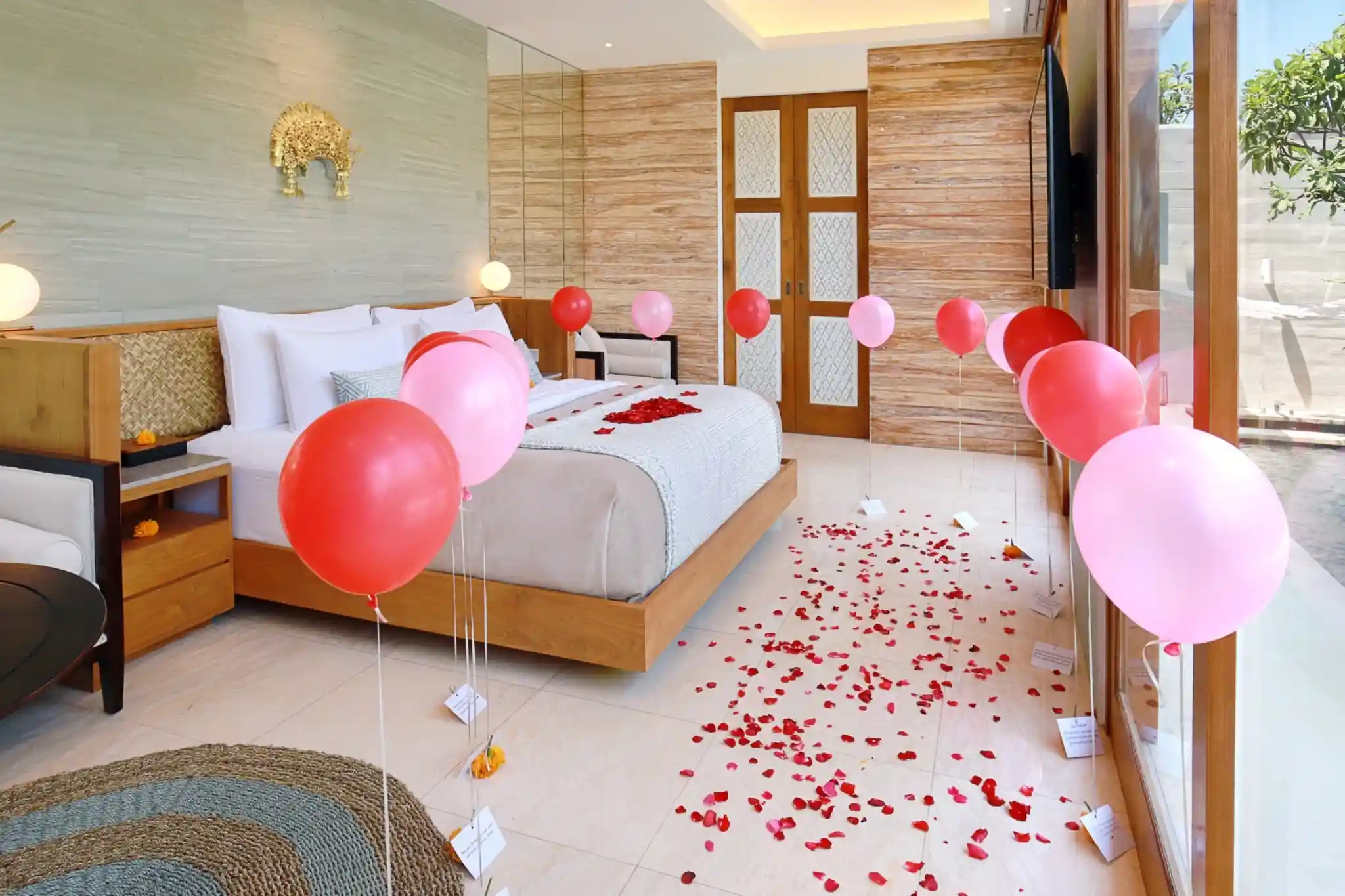 BALLOON DECOR ON THE FLOOR