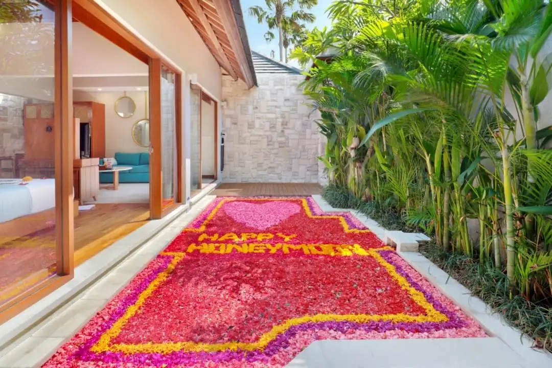 FULL FLOWER DECOR IN THE POOL