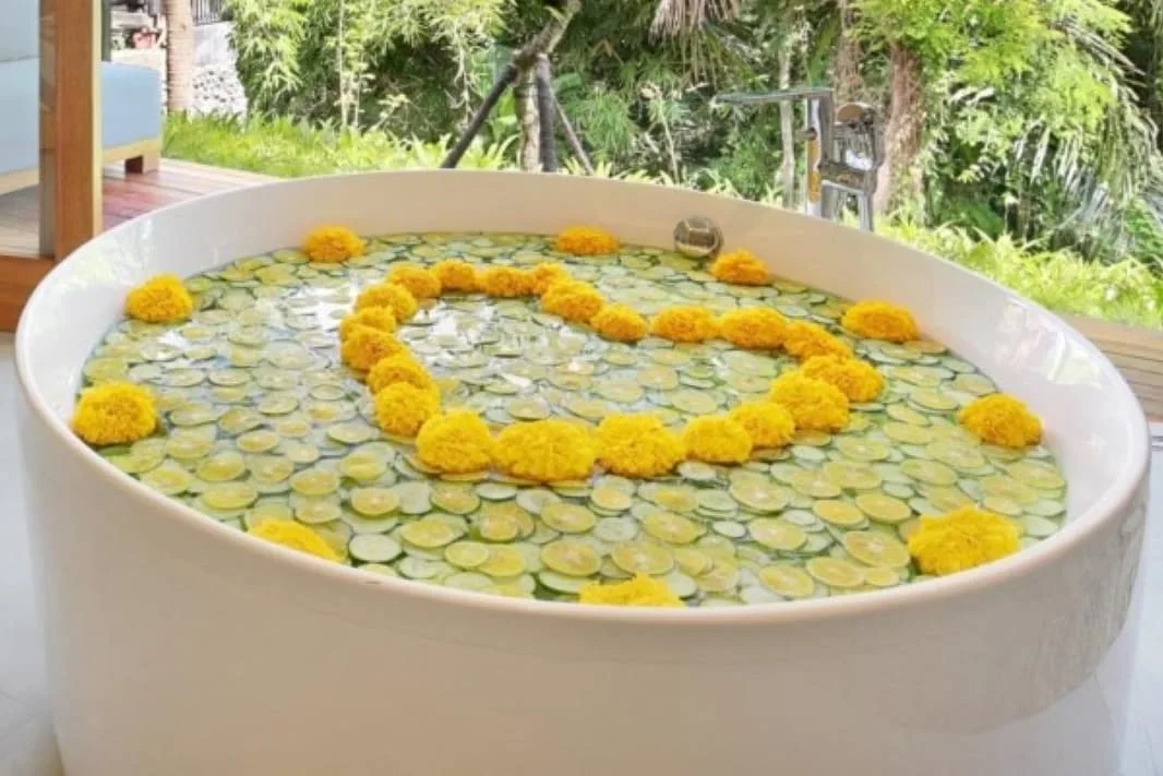 FRESH FRUIT DECOR ON THE BATHTUB