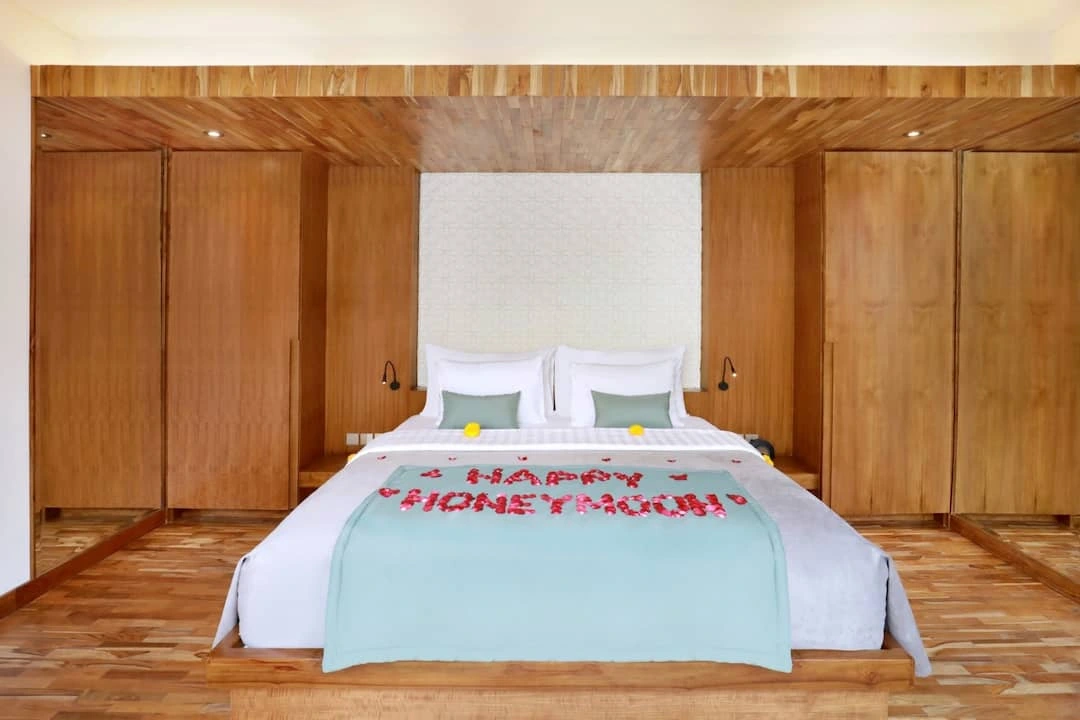 SPECIAL WORDING ON THE BED