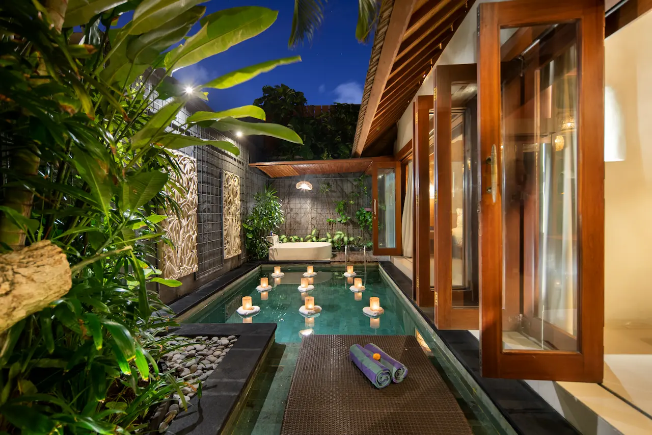 FLOATING CANDLE IN THE POOL