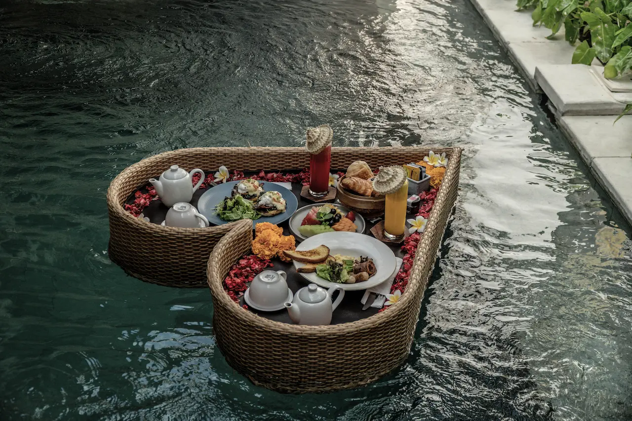 FLOATING TRAY BREAKFAST