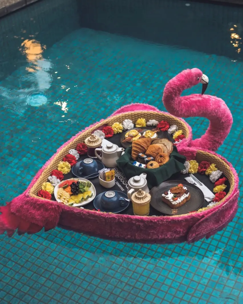 FLOATING TRAY BREAKFAST