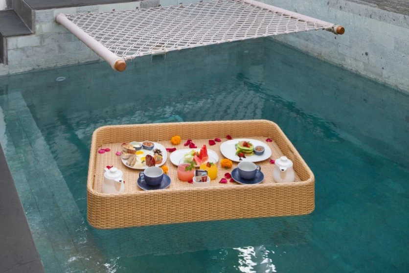 FLOATING TRAY BREAKFAST