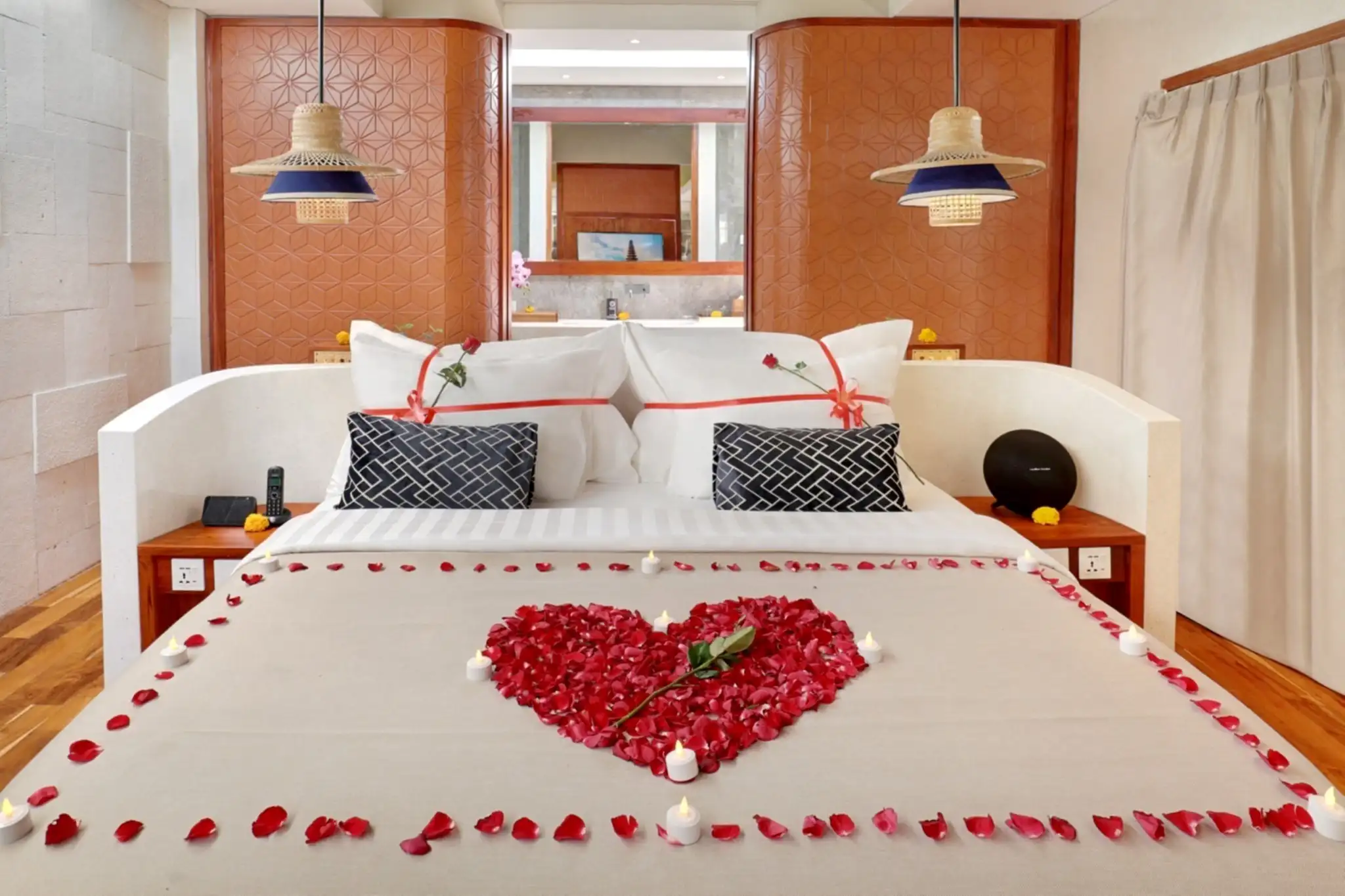 ROMANTIC CANDLE ON THE BED