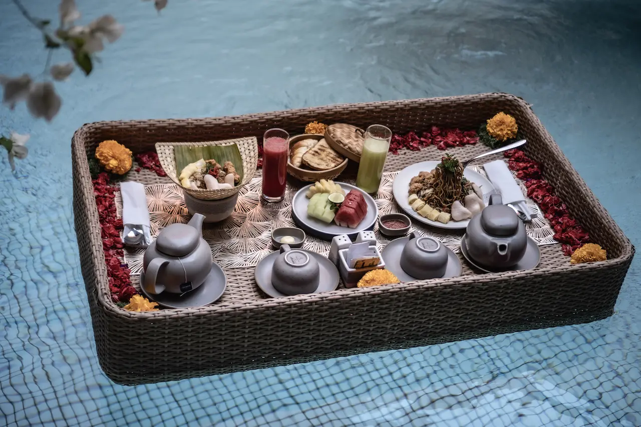 FLOATING TRAY BREAKFAST