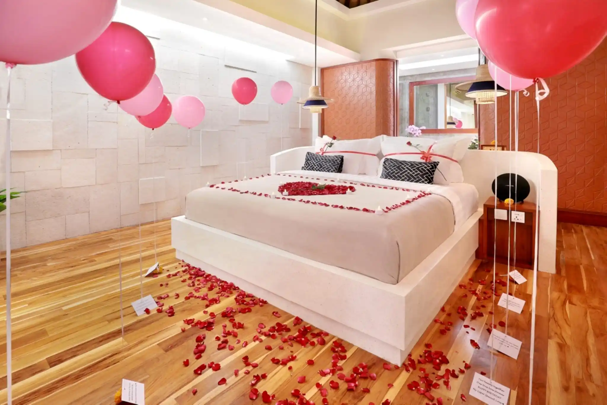 BALLOON DECORATION ON THE FLOOR