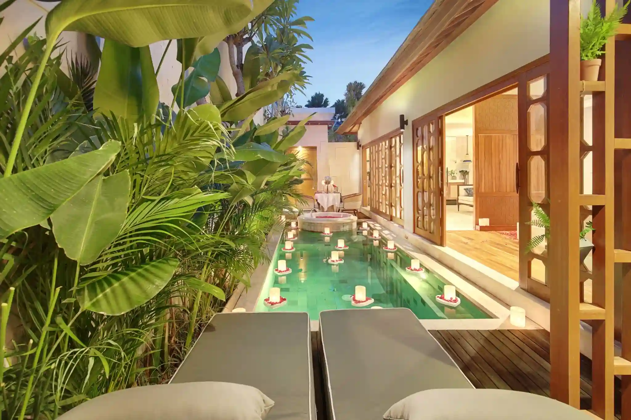 FLOATING CANDLE IN THE POOL