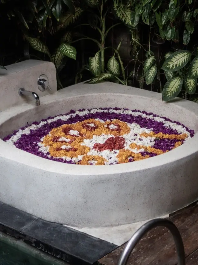 FLOWER DECOR SIGNATURE ON THE BATHTUB