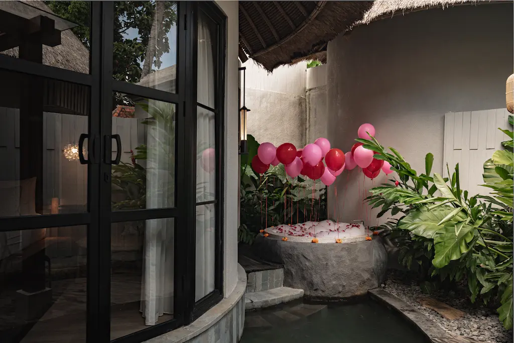 Romantic Balloon Decoration on the Bathtub