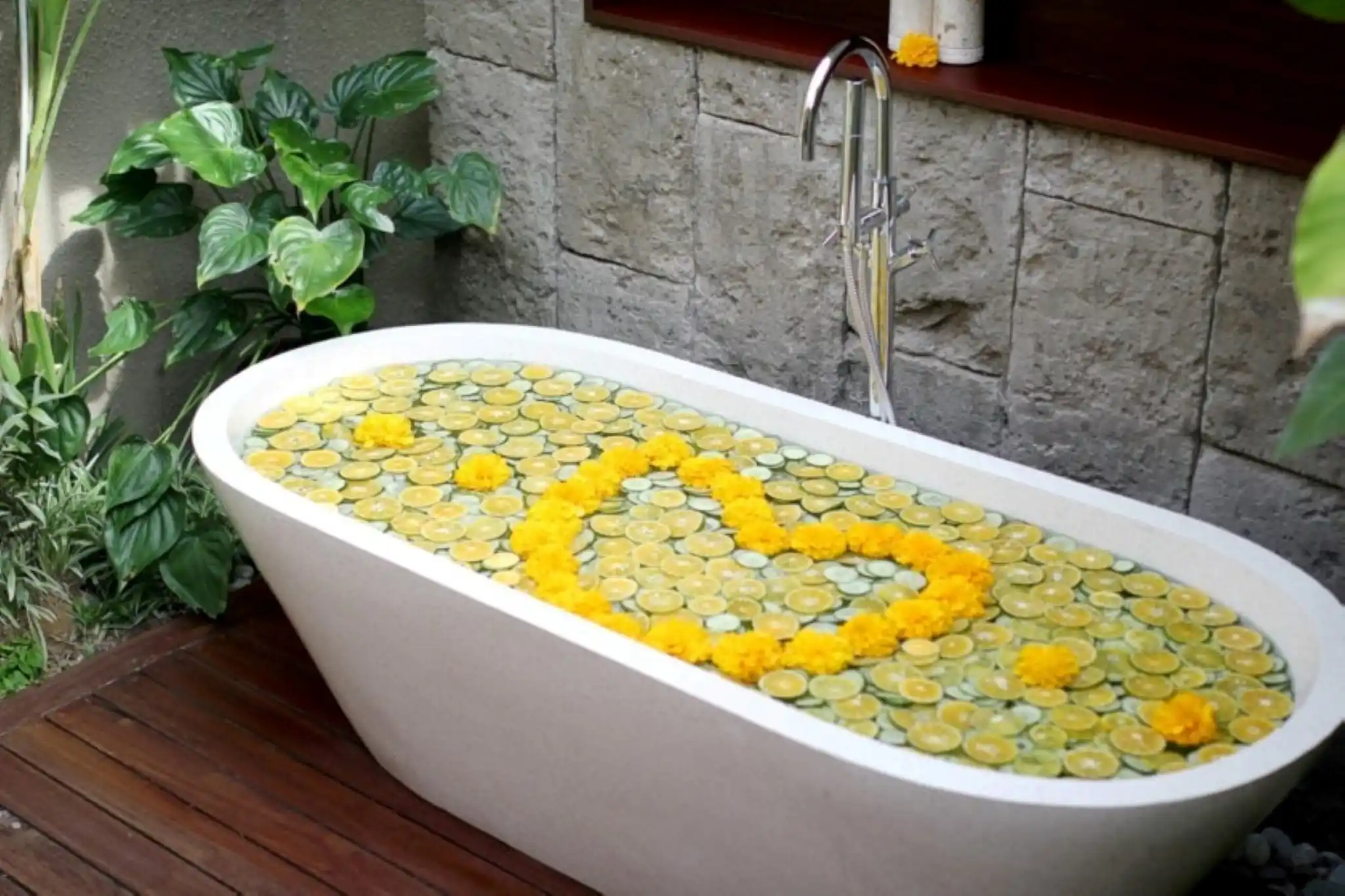 FRESH FRUIT DECOR ON BATHTUB