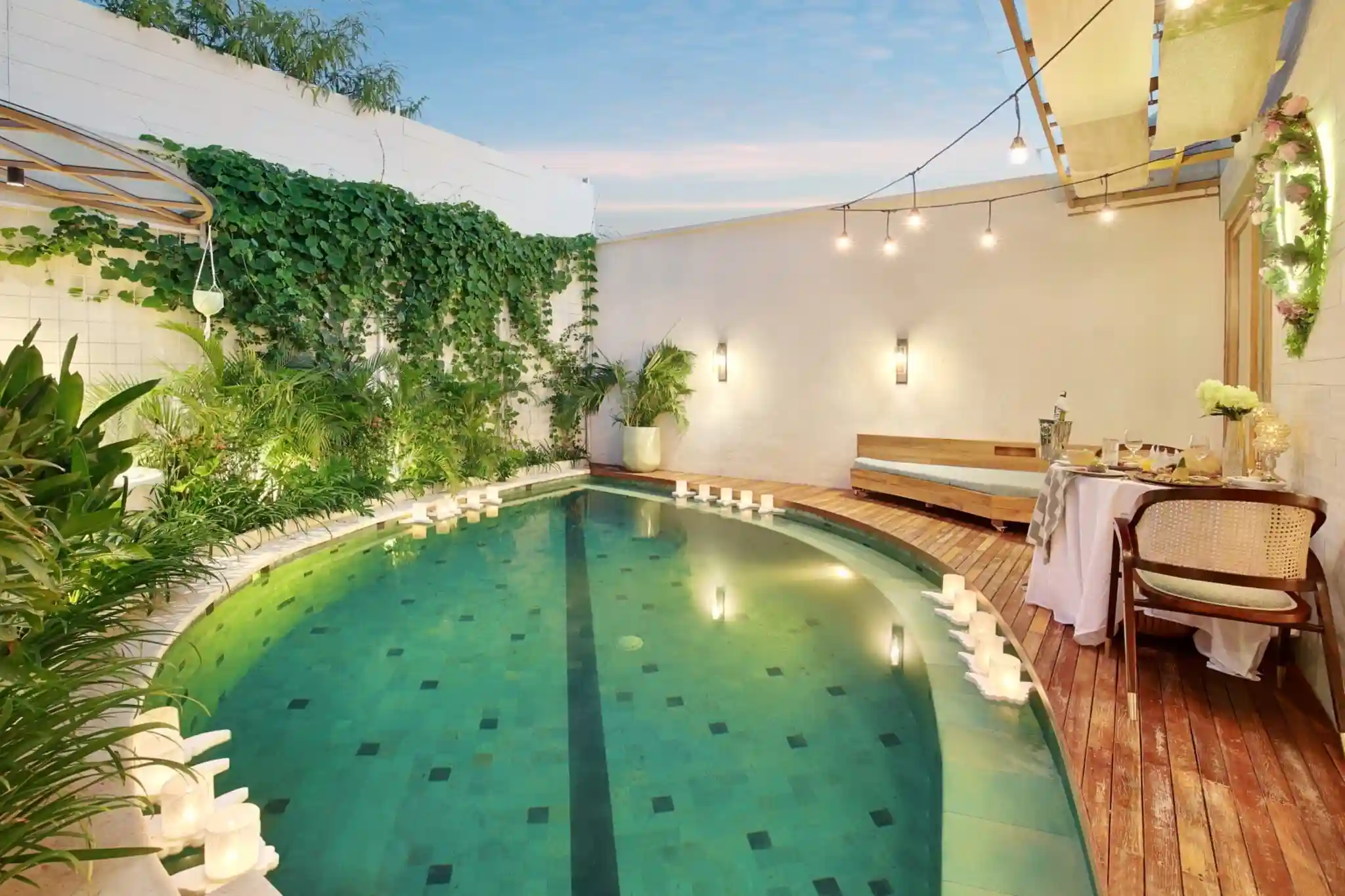 FLOATING CANDLE IN THE POOL