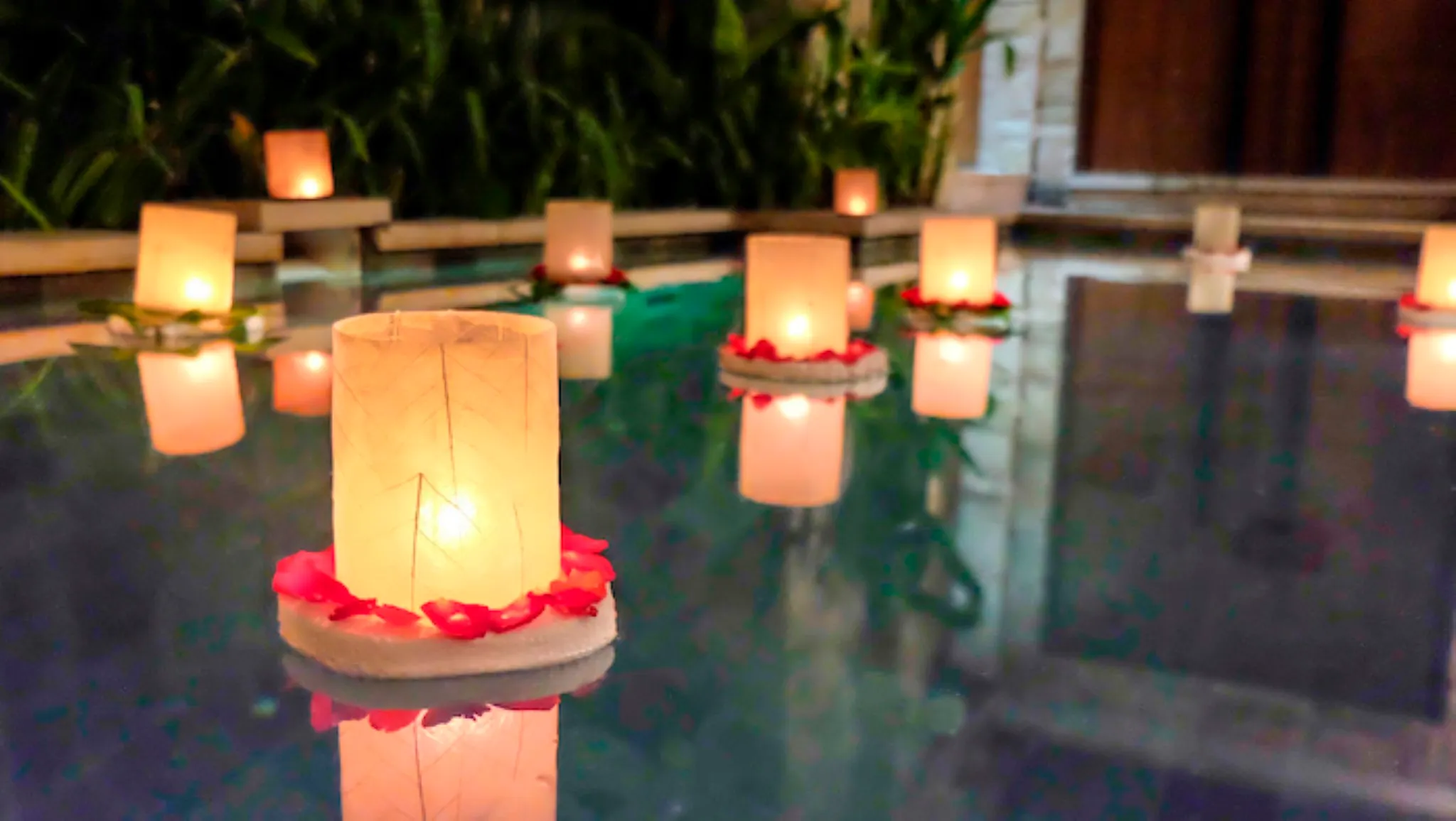 FLOATING CANDLE IN THE POOL
