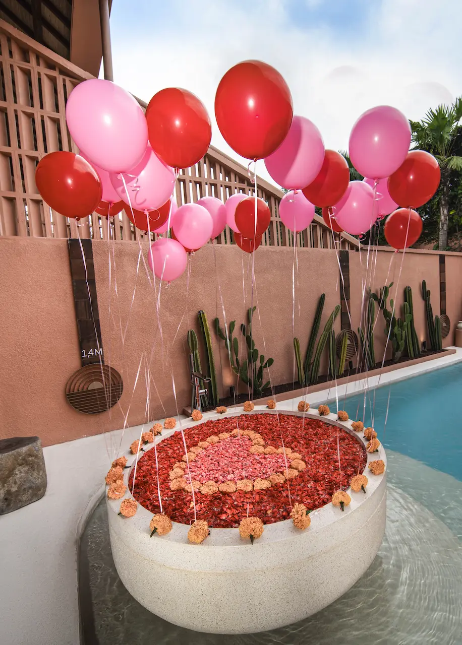 BALLOON DECOR ON BATHTUB