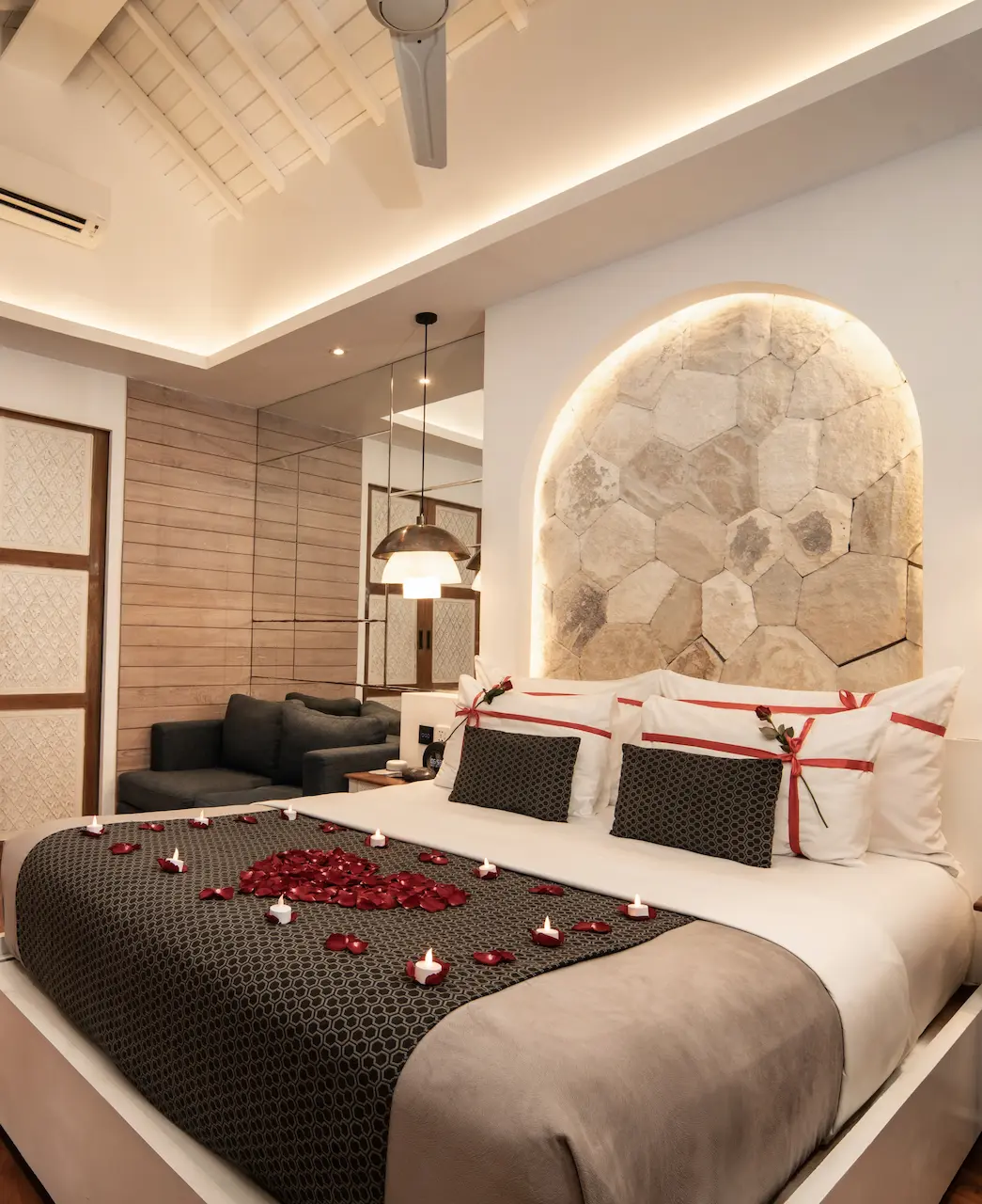 ROMANTIC CANDLE ON THE BED