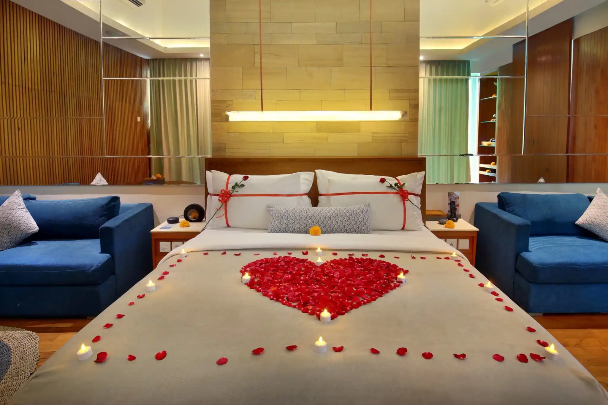 ROMANTIC CANDLE ON THE BED