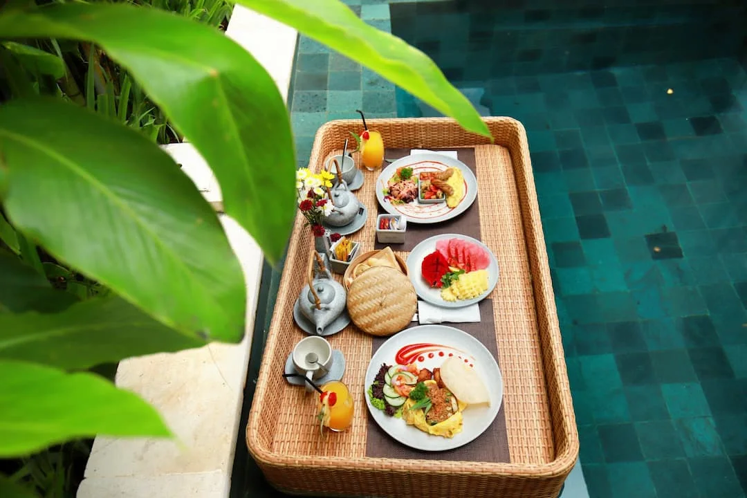 FLOATING TRAY BREAKFAST